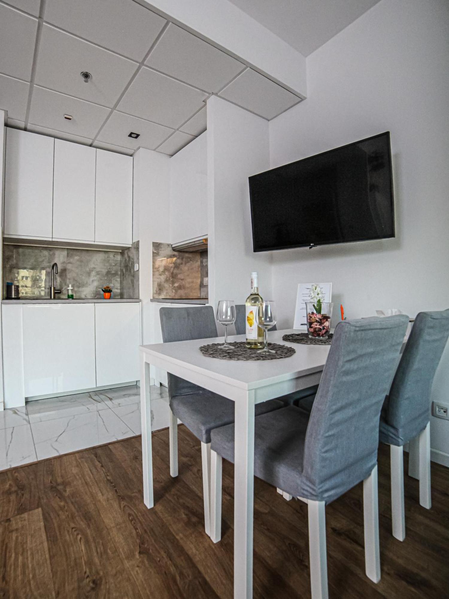Big City Life Apartments - Bliska Wola Tower A Варшава Экстерьер фото
