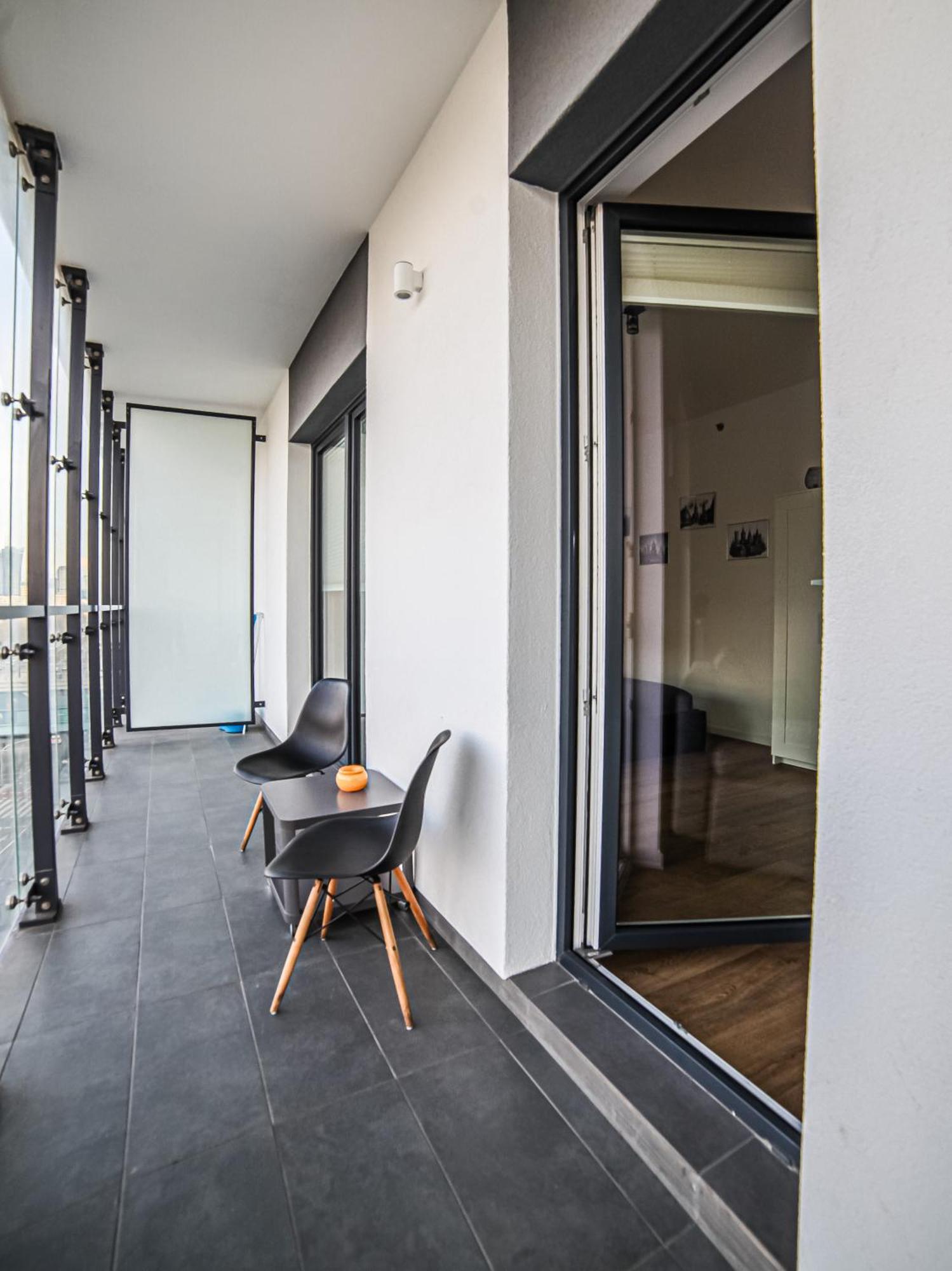 Big City Life Apartments - Bliska Wola Tower A Варшава Экстерьер фото